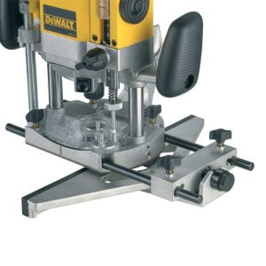 Router 3HP, Espiga 1/2" y 1/4", Profundidad 2-7/16", con Velocidad Variable Electrónica de 8,000 a 22,000 Revoluciones por Minuto, 15 Amperios 120V. DEWALT - Imagen 2